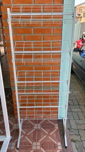 Expositor de Chão Aramado com 4 Prateleiras Inclinadas - R$ 100