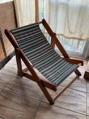 Cadeira com assento de tecido em madeira