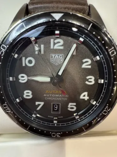 relógio Tag Heuer Autavia cinza pulseira de couro marrom WBE5114 com caixa