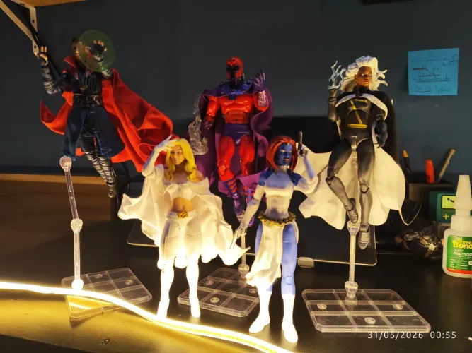 Custum de capas e outras peças para figure action.