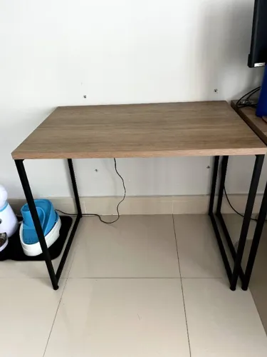 Vendo conjunto com 2 Mesas de escritorio/area externa e Prateleiras multi uso