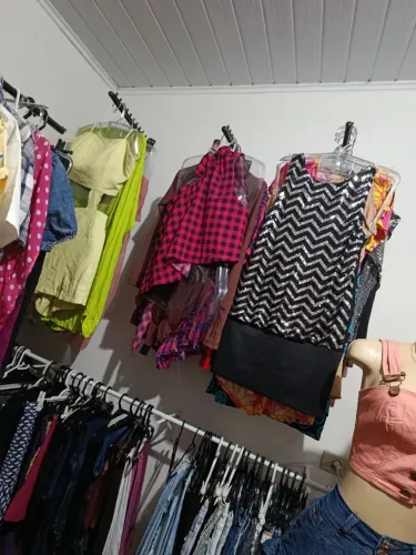 Roupas de brechó 