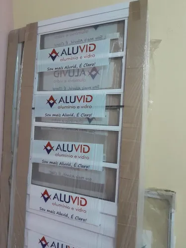 Vende-se porta de aluminio branco com basculante