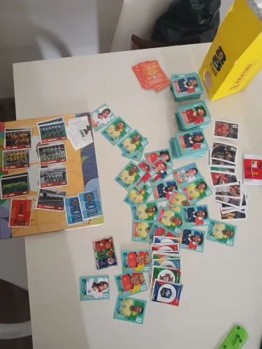 Álbum Ouro Copa 2026 + 1.000 Figurinhas para Colar + 14 Coca-Cola
