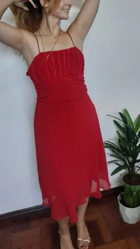 Vestido midi vermelho leve perfeito para formatura e eventos especiais