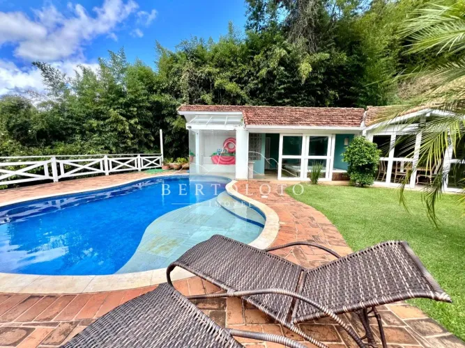 Casa em Nogueira dentro de condomínio com lazer completo