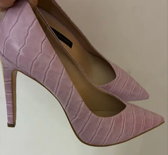 ?Scarpin Bico Fino Croco lavanda COURO - JORGE BISCHOFF TAM 38 (novo)