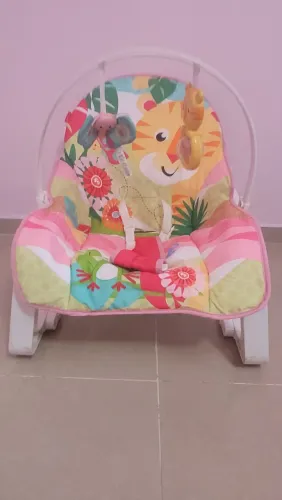 Cadeirinha de descanso reclináveis vibratória  da Fischer Price com móbile