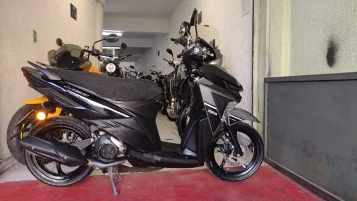YAMAHA NEO 125CC AUTOMATICA 2024 PRETA IMPECAVEL E DAMOS GARANTIA TOTAL