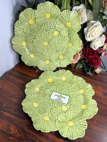 Belíssimo Prato Grande Floral Bordallo Pinheiro.