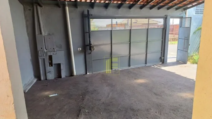 Casa para locação no Fraternidade com 2 quartos, 2 banheiros e 3 vagas de garagem.