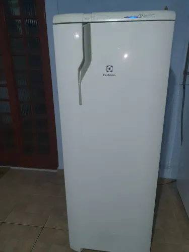Vendo geladeira Electrolux RFE39 frost free 220v 