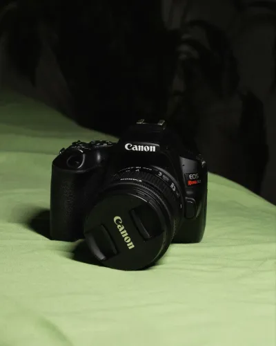 Canon EOS Rebel SL3 + Lente 18-55mm IS