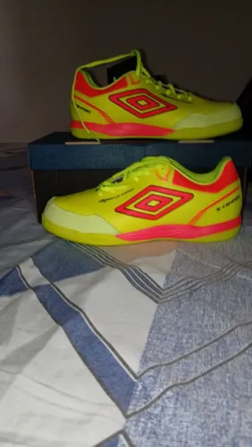 Vendo tênis de futsal tamanho 37