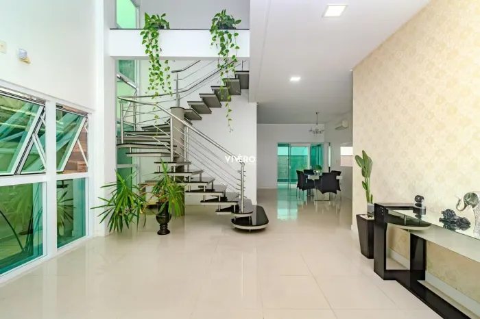 Casa de alto padrão no Centro de Balneário Camboriú com 4 suítes e piscina aquec