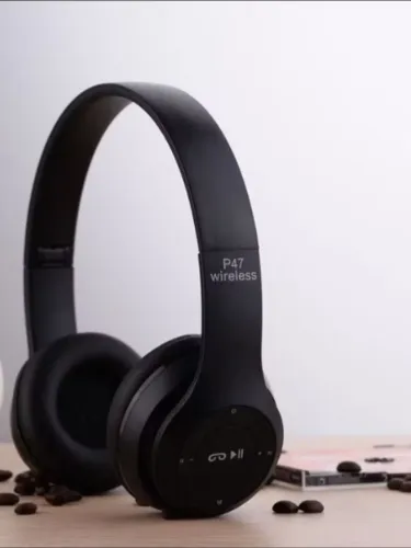 Headfone na cor preto.