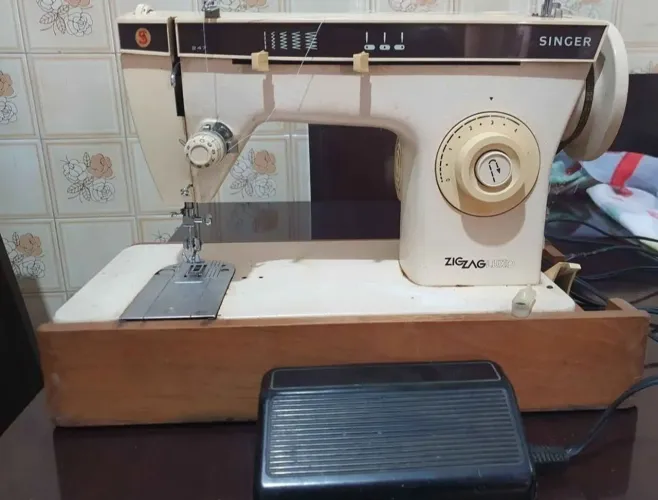 Máquina de Costura Singer (reta e zigzag)