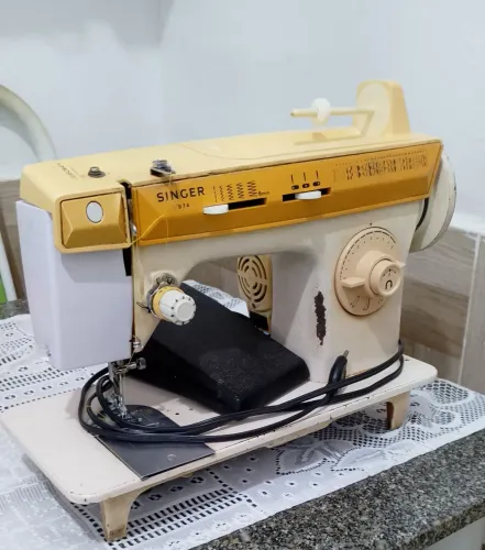Máquina de costura Doméstica Singer 