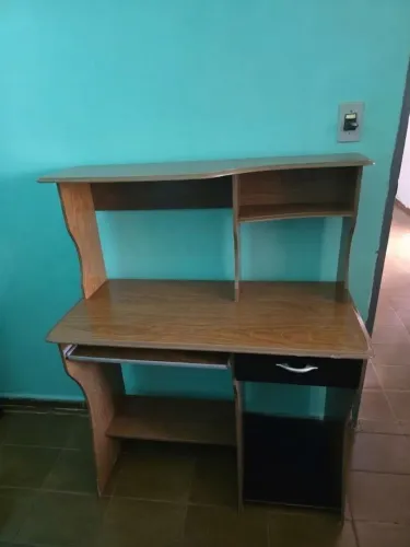 Mesa para Computador / Escritório<br>Mesa de computador em madeira - bem conservada