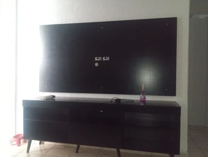 Vende se raque com painel para TV até 65 polegadas.