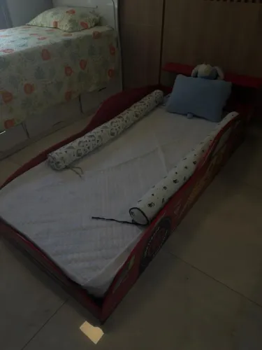 Vendo Cama carro infantil em MDF com colchão