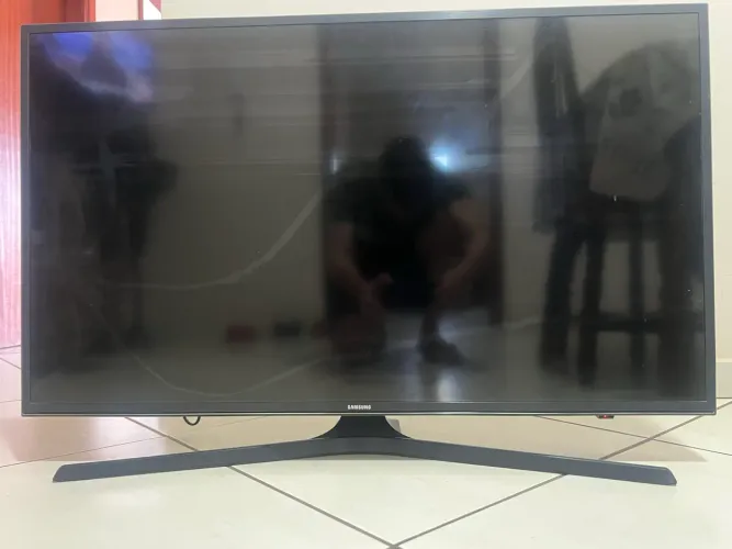 SAMSUNG 40" UHD 4K (Tela Quebrada - útil pra peças)