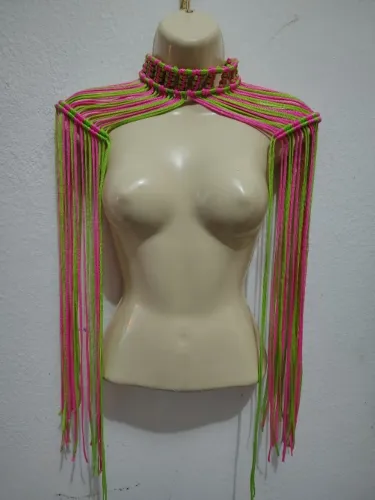 Ombreira verde e rosa de macramê