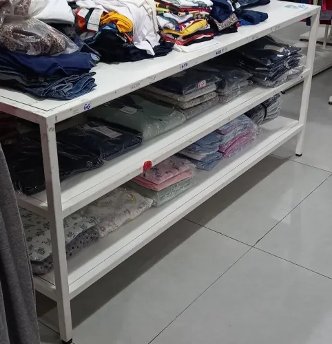 Bancada para expor roupas em loja