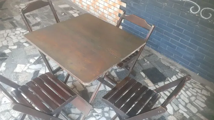 Vende 30 conjuntos de caderas e messas 300.00 (por conjunto) 1 conjunto 4 cadeira e 1 mesa