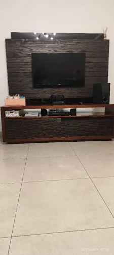Rack com painel Imbuía 