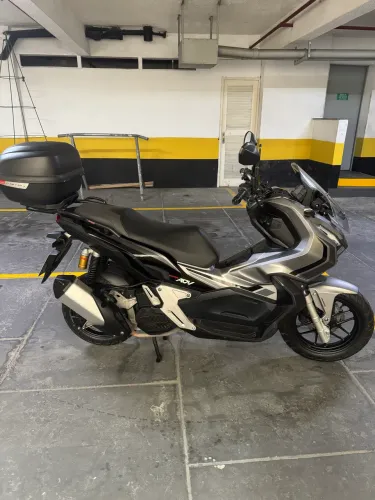 Moto impecável