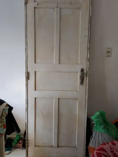 Vendo uma porta medindo 2m e 11 centímetros de altura por 74 centímetros de largura com ca