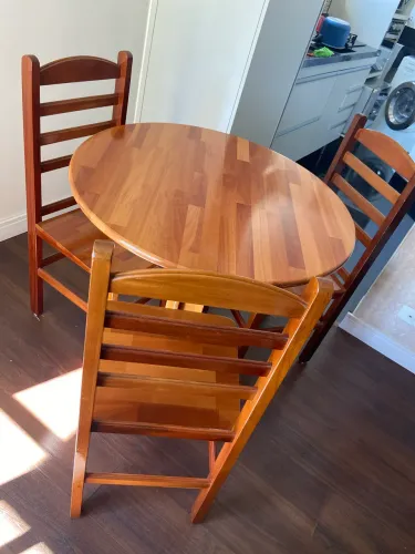 Mesa de madeira maciça com 3 cadeiras 