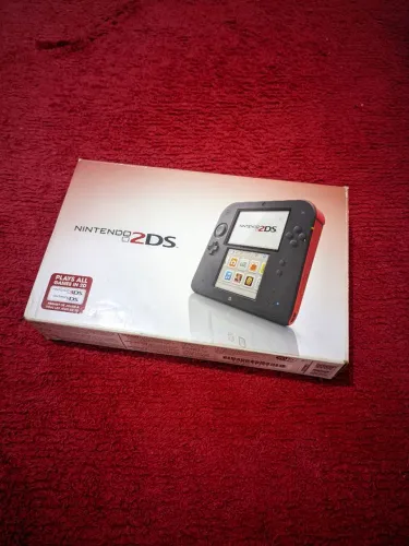 Nintendo 2DS na caixa serial batendo leia