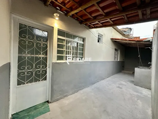 Aluga-se casa no JK - 2 quartos, garagem para moto
