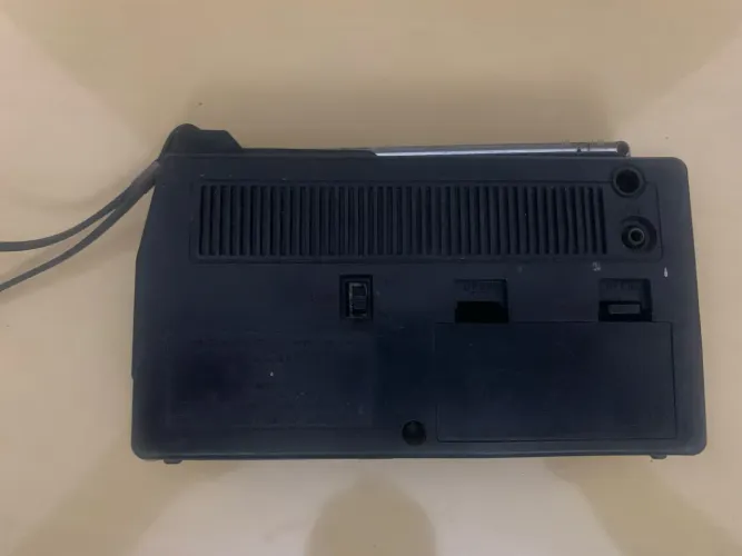 Rádio Antigo Vintage Sanyo RP 5140 AM/FM - Para Restauro ou Coleção