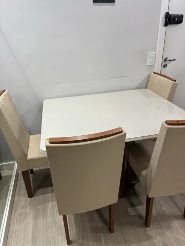 Mesa de jantar de vidro com 4 cadeiras 