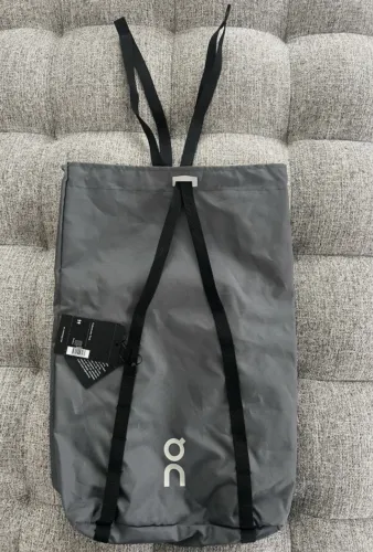 Mochila On Cloud Ambassadors Pack (Cinza e Preta) com Alças Multifuncionais