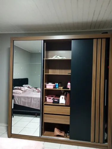 Guarda roupa 6 meses uso vender motivo viagem