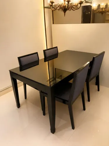 Mesa de jantar e quatro cadeiras estofadas tok stok