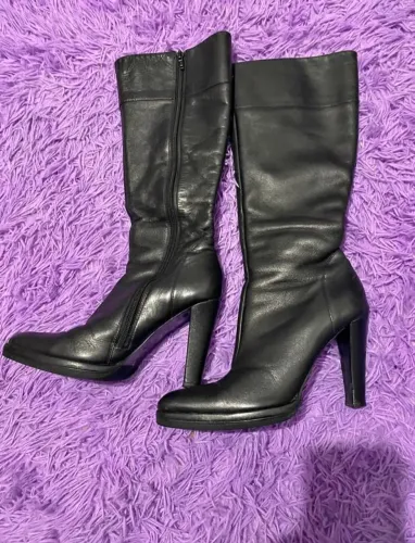 Bota 36, couro, preta, cano longo, salto alto e bico fino, 