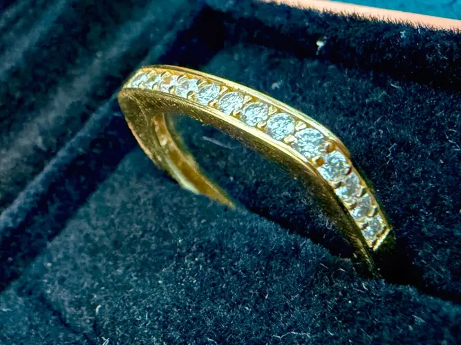 Anel Vivara, em outro amarelo 750 com diamantes lapidação brilhante