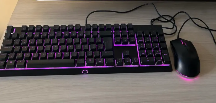 ? Kit teclado mecânico + mouse gamer Cooler Master MS111 com iluminação RGB