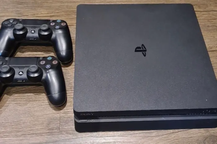 PS4 com dois controles