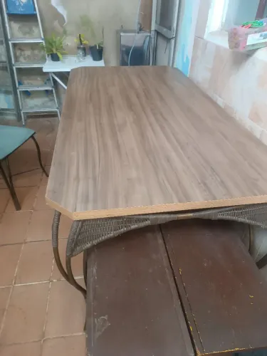 Mesa com pés de ferro e 4 cadeiras