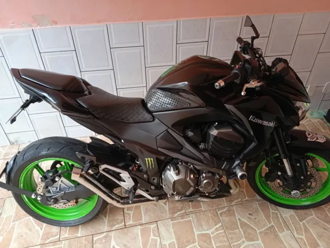 Moto bem conservada, pouco rodada só pego nos finais de semana de garagem coberta.