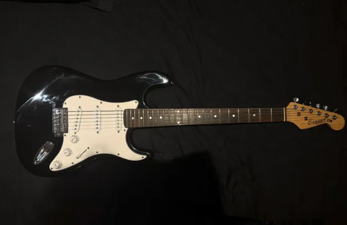 Guitarra Benson Stratocaster + Capa