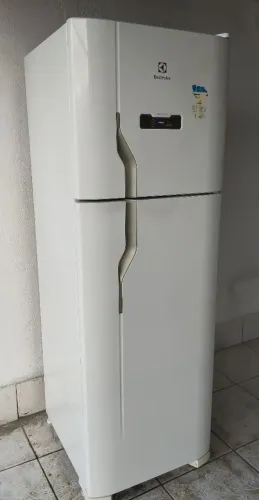 Vendo geladeira Electrolux Frost Free modelo DFN41 funcionando perfeitamente faço entrega 