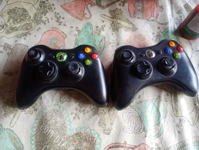 Vendo 2 controles de Xbox 360 semi novo, funcionando perfeitamente. Chame no privado.