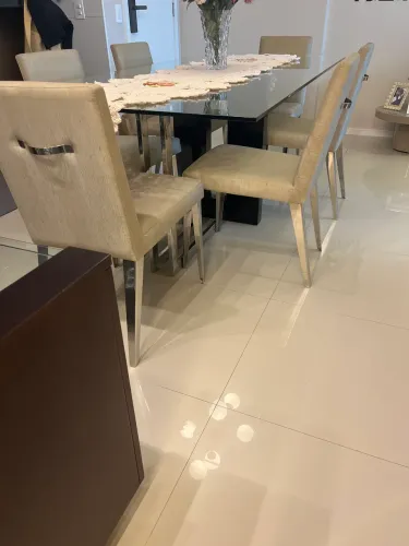 Mesa de jantar com 06 cadeiras